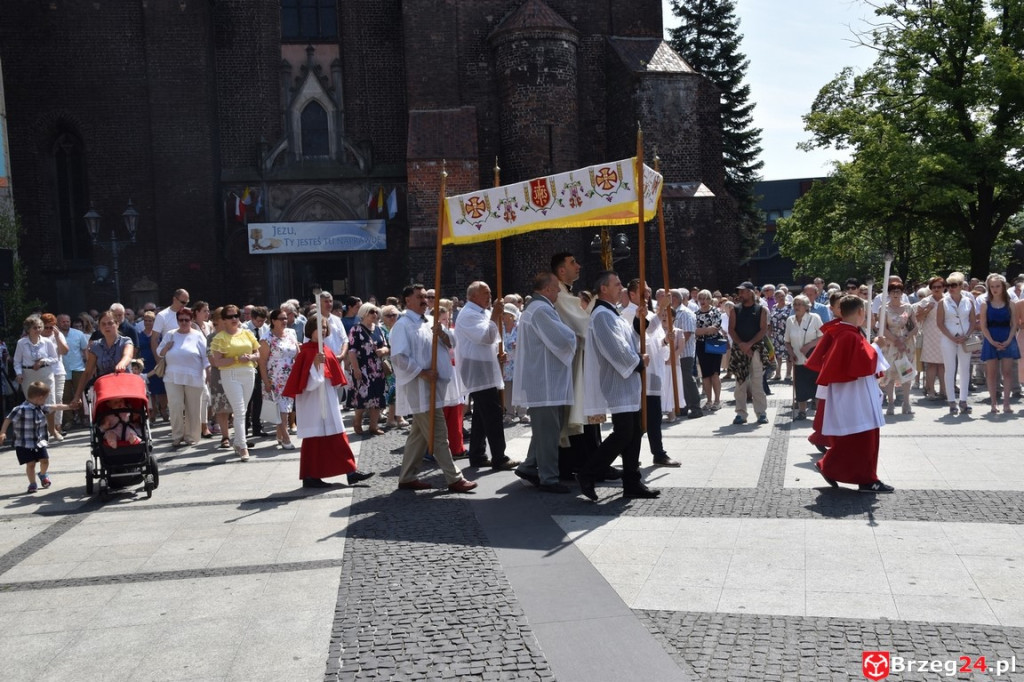 Boże Ciało w Brzegu. Międzyparafialna procesja przeszła ulicami miasta