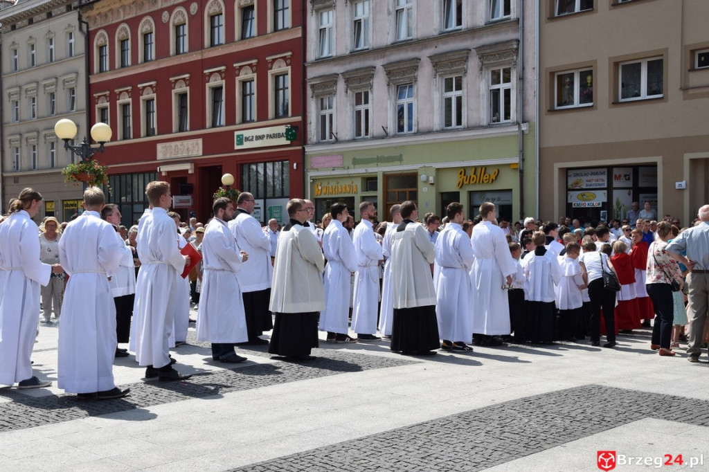 Boże Ciało w Brzegu. Międzyparafialna procesja przeszła ulicami miasta