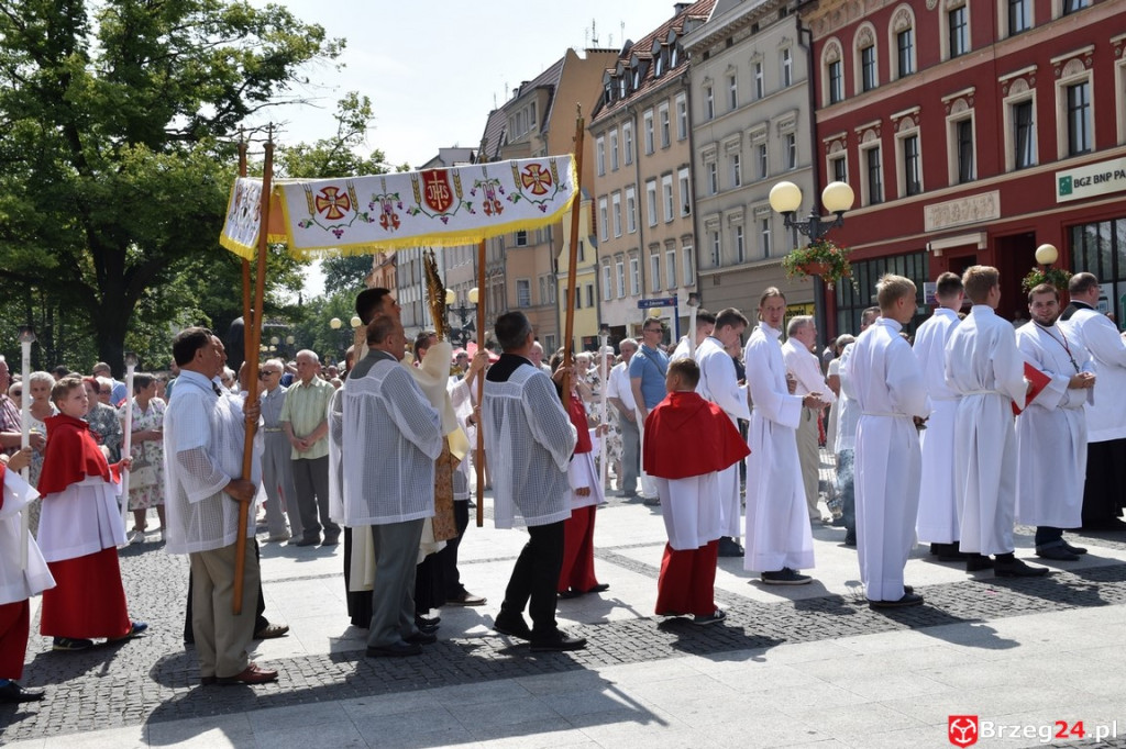 Boże Ciało w Brzegu. Międzyparafialna procesja przeszła ulicami miasta