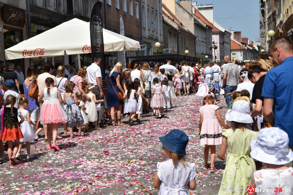 Boże Ciało w Brzegu. Międzyparafialna procesja przeszła ulicami miasta