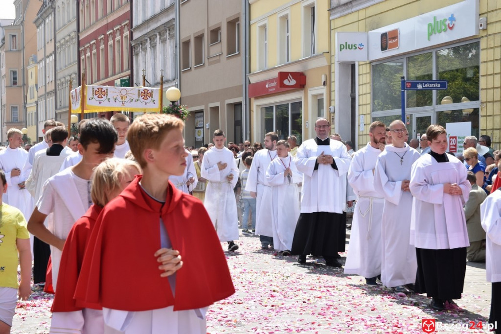 Boże Ciało w Brzegu. Międzyparafialna procesja przeszła ulicami miasta