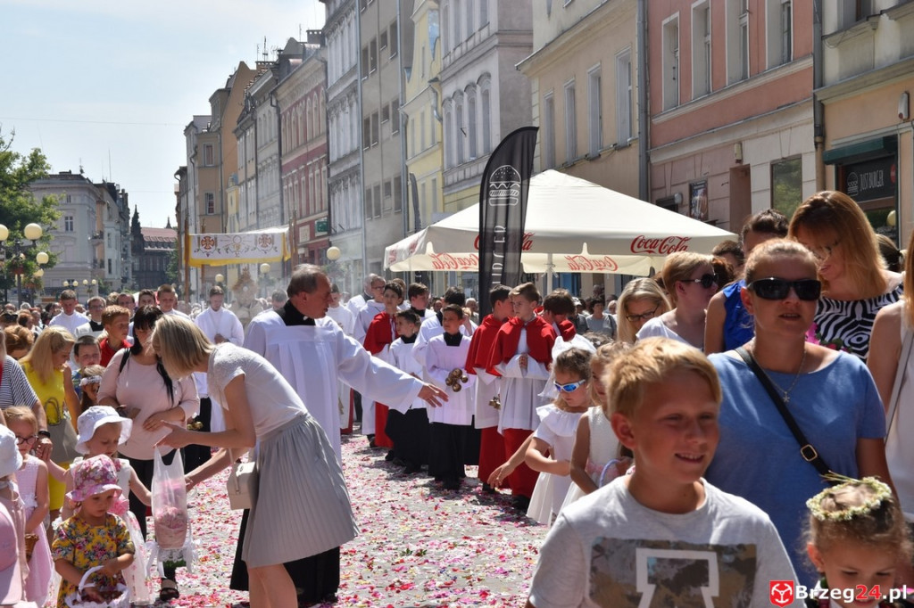 Boże Ciało w Brzegu. Międzyparafialna procesja przeszła ulicami miasta