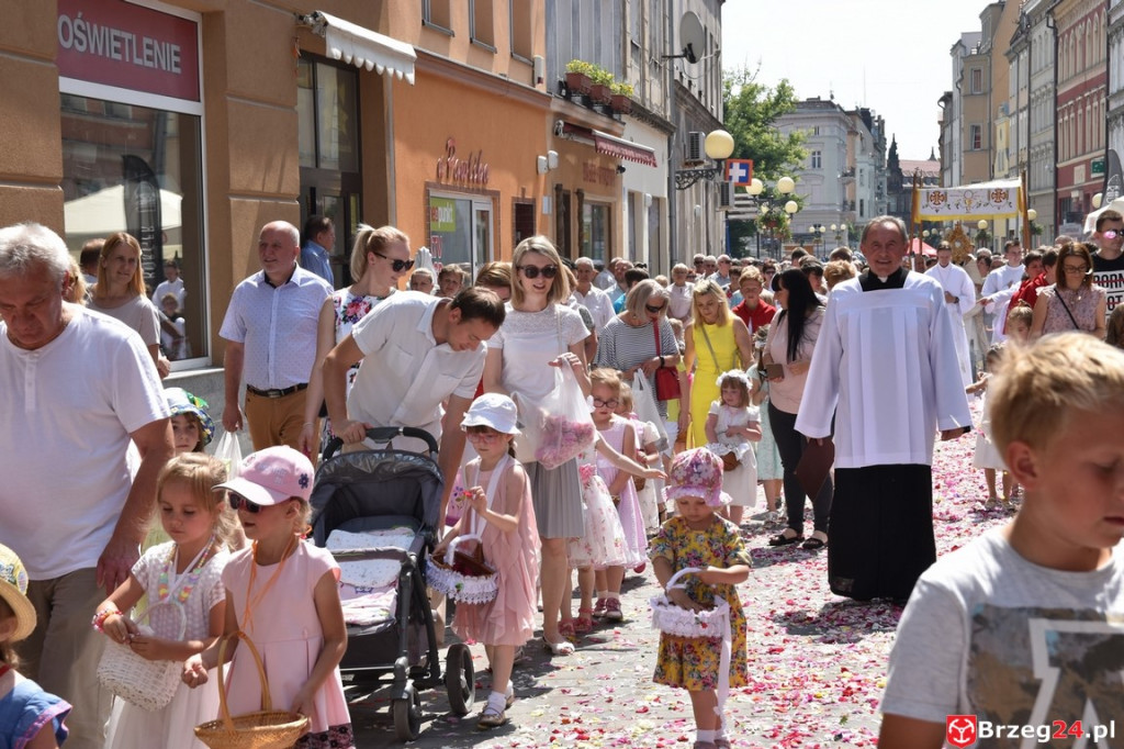 Boże Ciało w Brzegu. Międzyparafialna procesja przeszła ulicami miasta