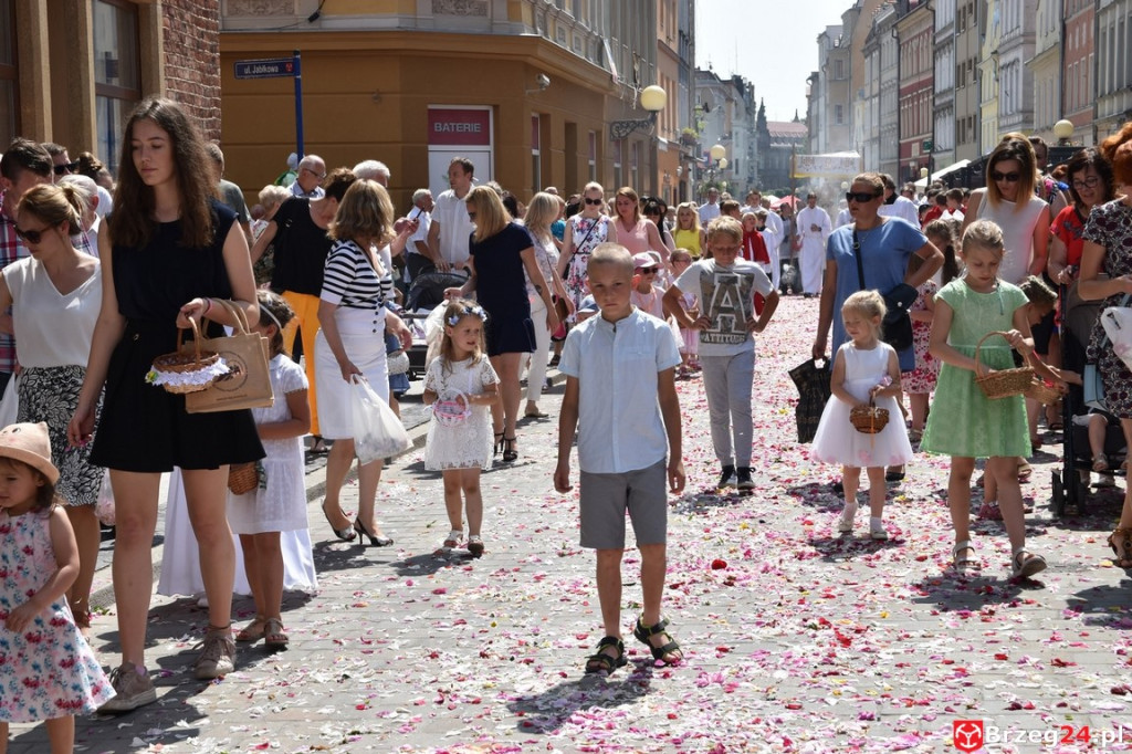 Boże Ciało w Brzegu. Międzyparafialna procesja przeszła ulicami miasta