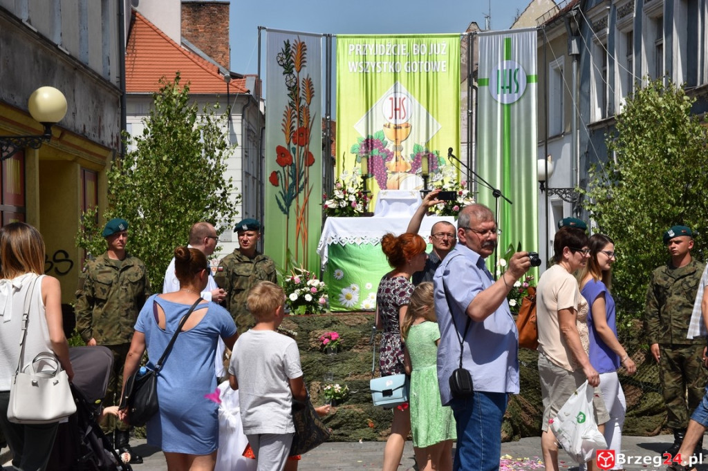 Boże Ciało w Brzegu. Międzyparafialna procesja przeszła ulicami miasta