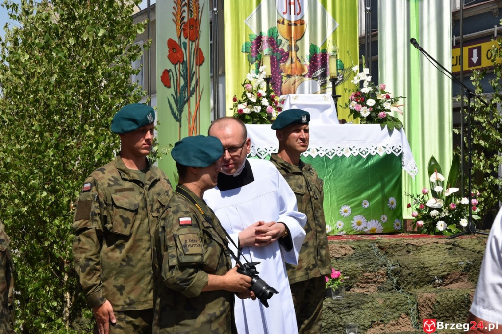 Boże Ciało w Brzegu. Międzyparafialna procesja przeszła ulicami miasta