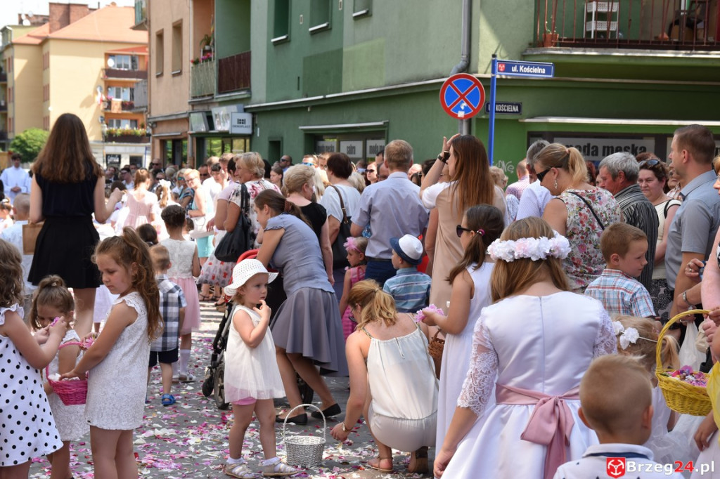 Boże Ciało w Brzegu. Międzyparafialna procesja przeszła ulicami miasta