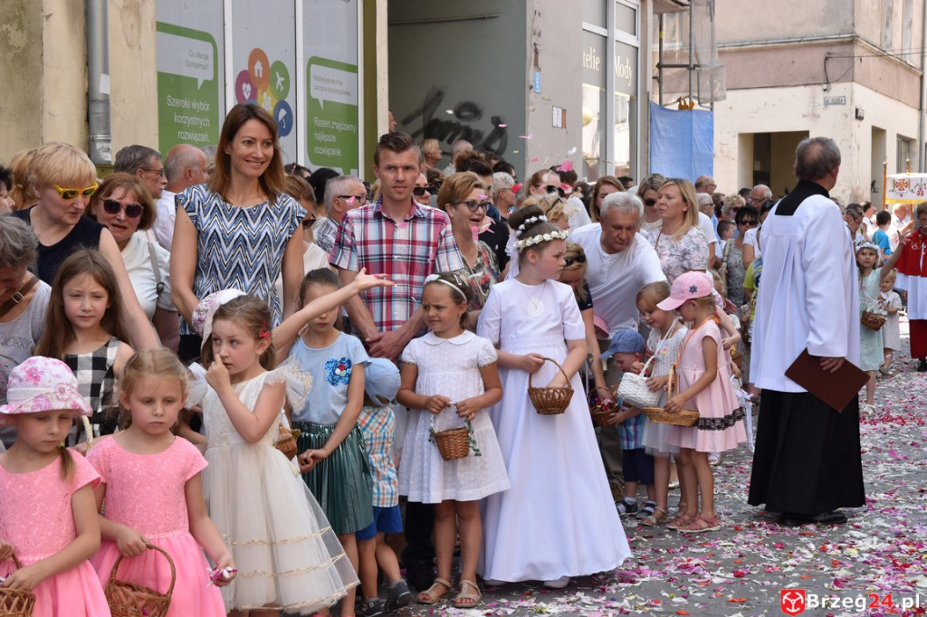 Boże Ciało w Brzegu. Międzyparafialna procesja przeszła ulicami miasta