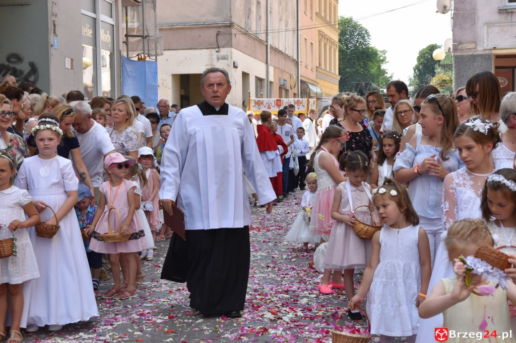 Boże Ciało w Brzegu. Międzyparafialna procesja przeszła ulicami miasta