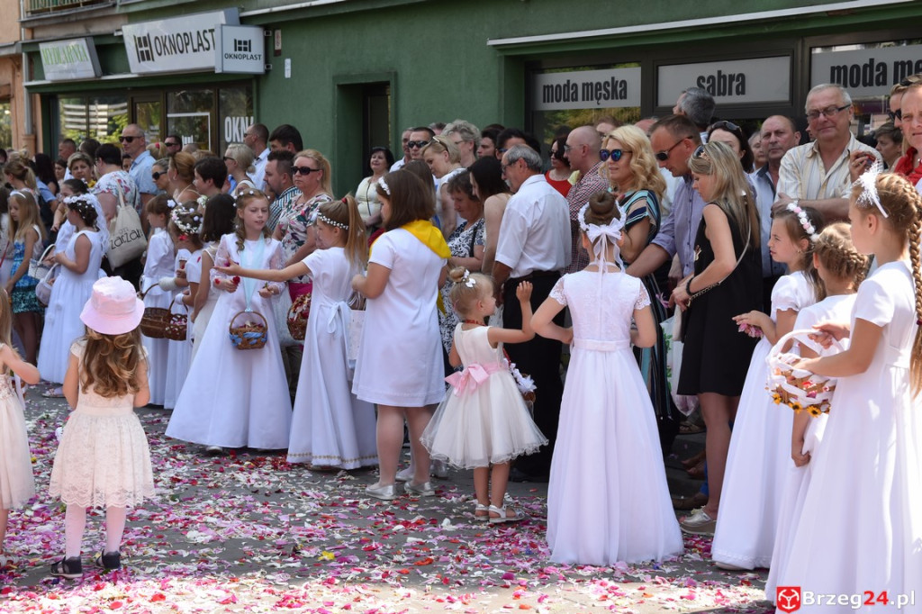 Boże Ciało w Brzegu. Międzyparafialna procesja przeszła ulicami miasta