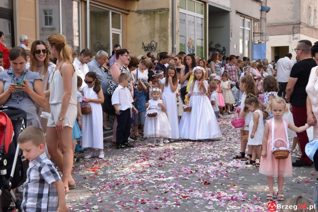 Boże Ciało w Brzegu. Międzyparafialna procesja przeszła ulicami miasta