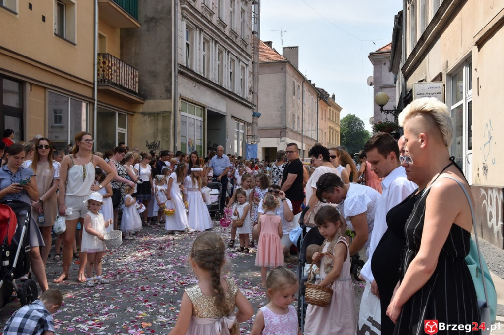 Boże Ciało w Brzegu. Międzyparafialna procesja przeszła ulicami miasta