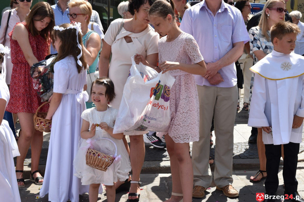 Boże Ciało w Brzegu. Międzyparafialna procesja przeszła ulicami miasta