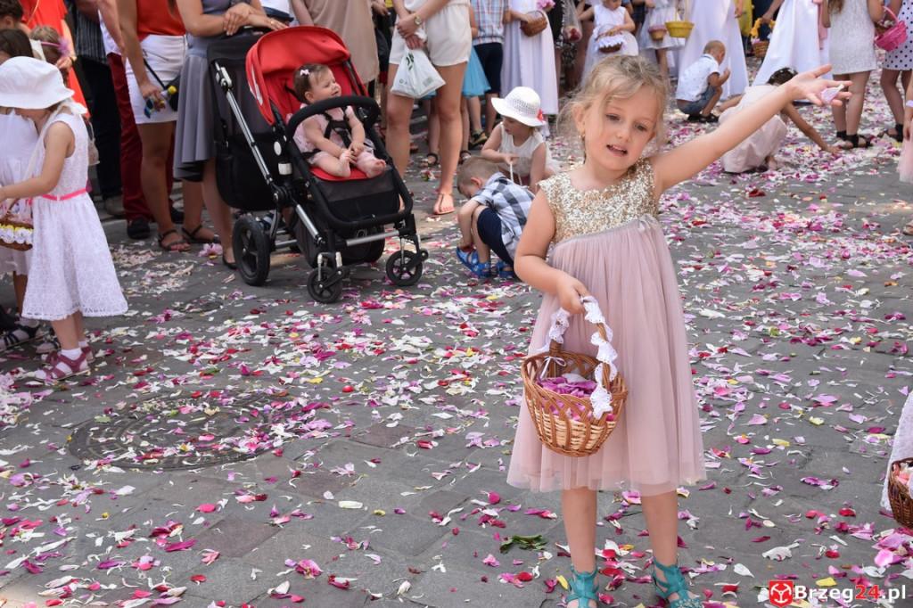 Boże Ciało w Brzegu. Międzyparafialna procesja przeszła ulicami miasta