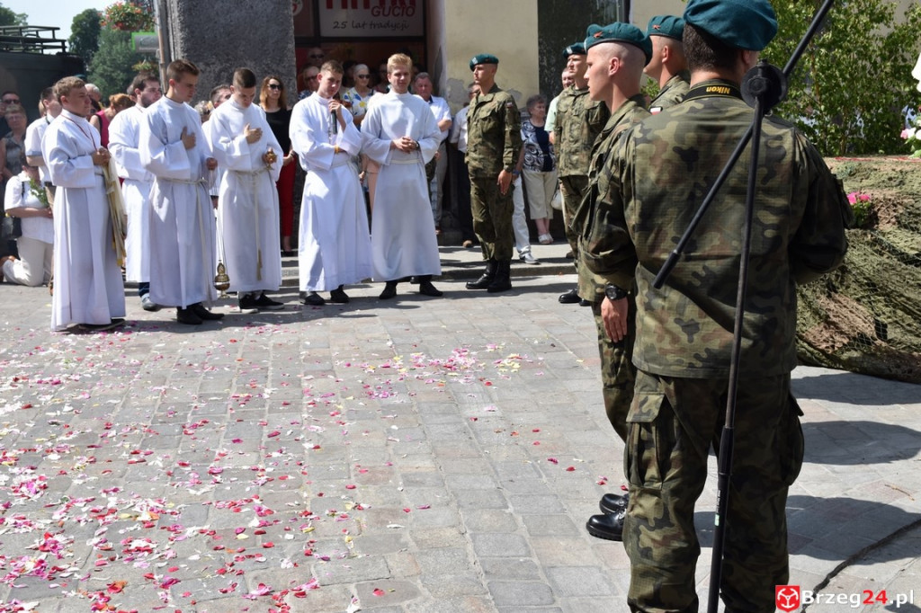 Boże Ciało w Brzegu. Międzyparafialna procesja przeszła ulicami miasta
