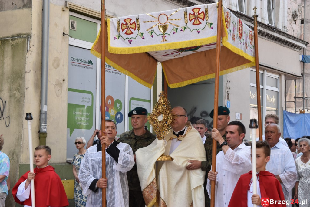 Boże Ciało w Brzegu. Międzyparafialna procesja przeszła ulicami miasta