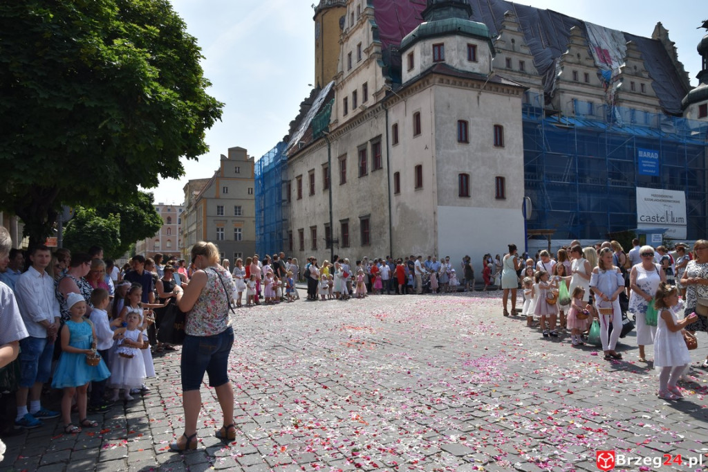 Boże Ciało w Brzegu. Międzyparafialna procesja przeszła ulicami miasta