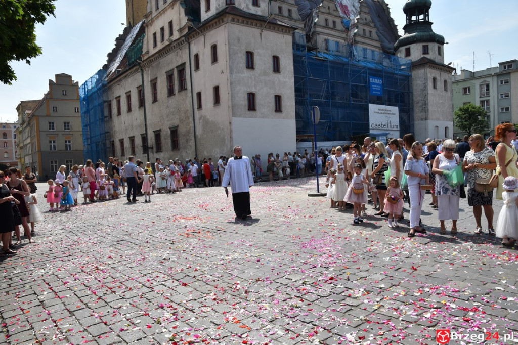Boże Ciało w Brzegu. Międzyparafialna procesja przeszła ulicami miasta