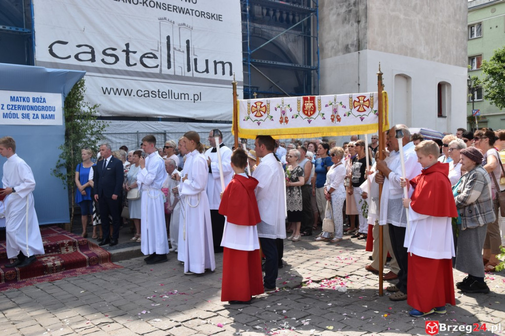Boże Ciało w Brzegu. Międzyparafialna procesja przeszła ulicami miasta