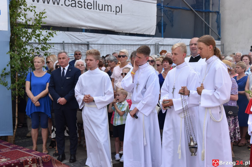 Boże Ciało w Brzegu. Międzyparafialna procesja przeszła ulicami miasta