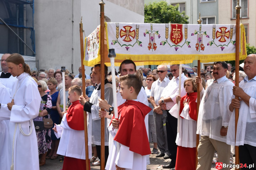 Boże Ciało w Brzegu. Międzyparafialna procesja przeszła ulicami miasta