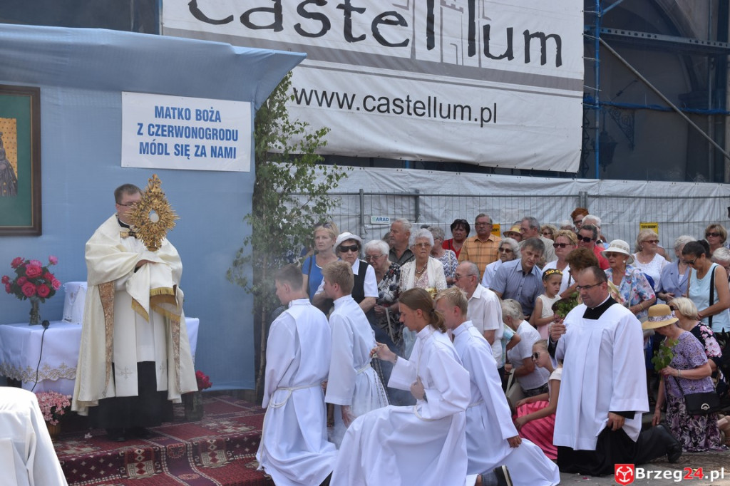 Boże Ciało w Brzegu. Międzyparafialna procesja przeszła ulicami miasta