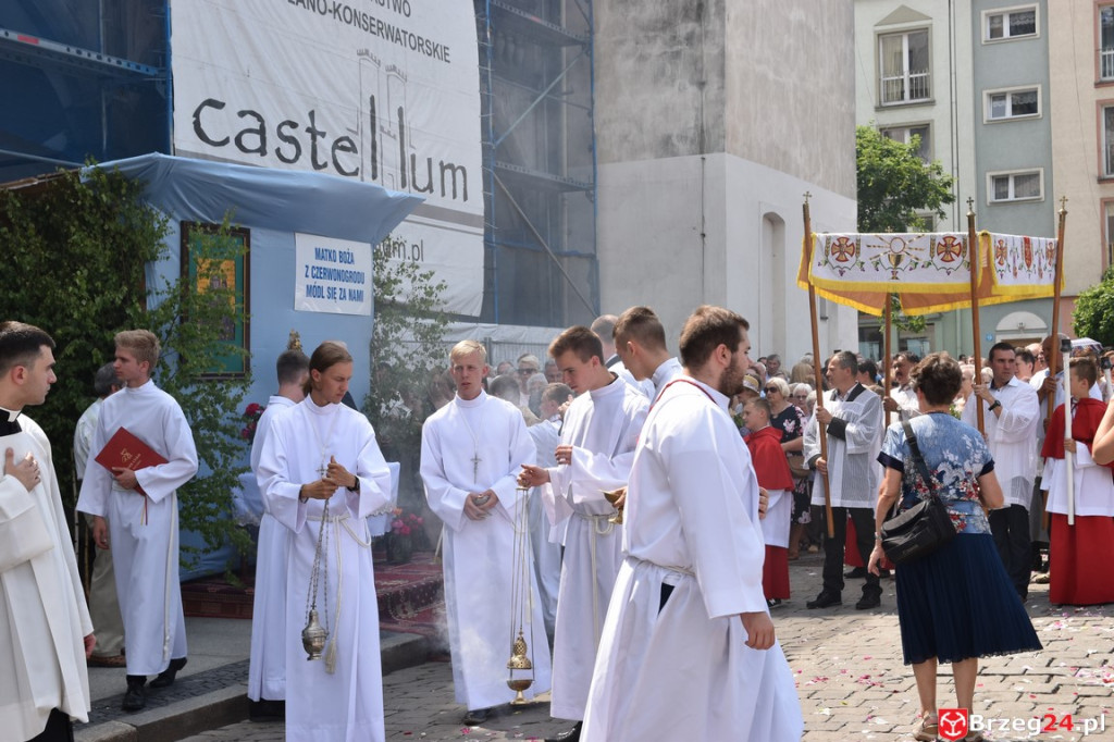 Boże Ciało w Brzegu. Międzyparafialna procesja przeszła ulicami miasta