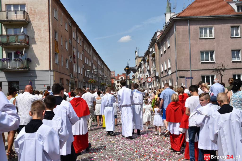 Boże Ciało w Brzegu. Międzyparafialna procesja przeszła ulicami miasta
