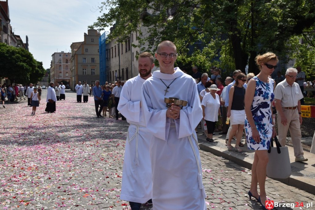 Boże Ciało w Brzegu. Międzyparafialna procesja przeszła ulicami miasta