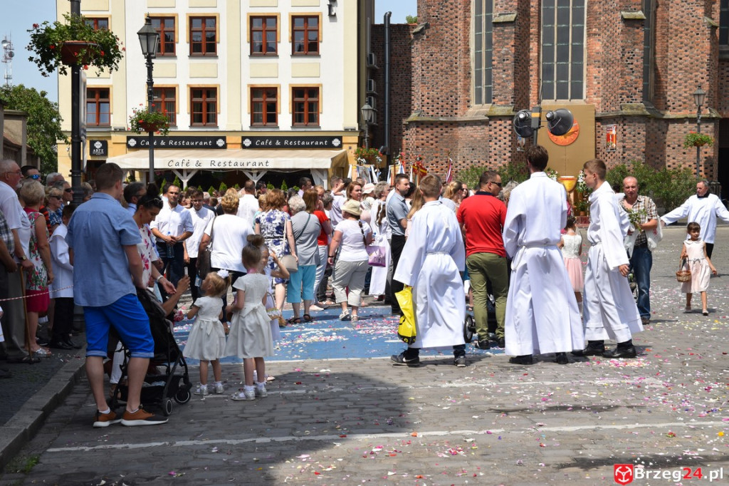 Boże Ciało w Brzegu. Międzyparafialna procesja przeszła ulicami miasta