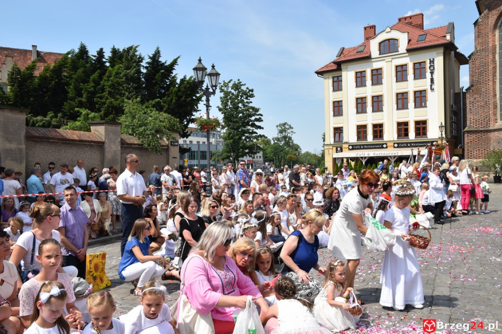 Boże Ciało w Brzegu. Międzyparafialna procesja przeszła ulicami miasta