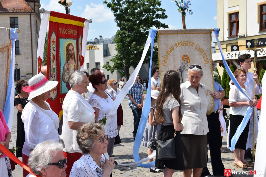 Boże Ciało w Brzegu. Międzyparafialna procesja przeszła ulicami miasta