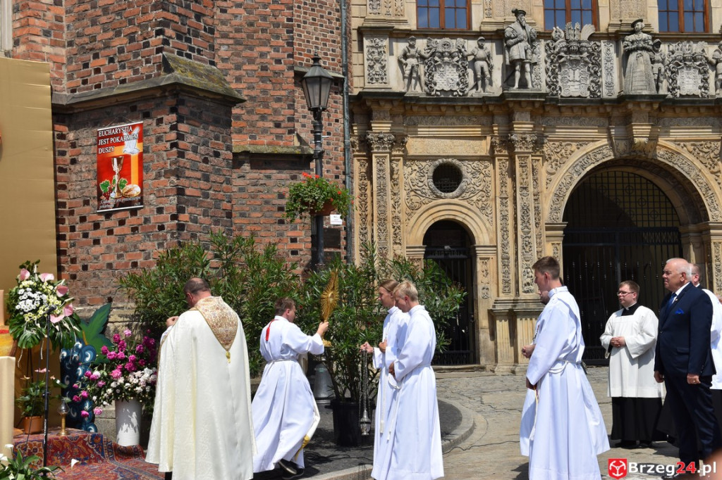 Boże Ciało w Brzegu. Międzyparafialna procesja przeszła ulicami miasta