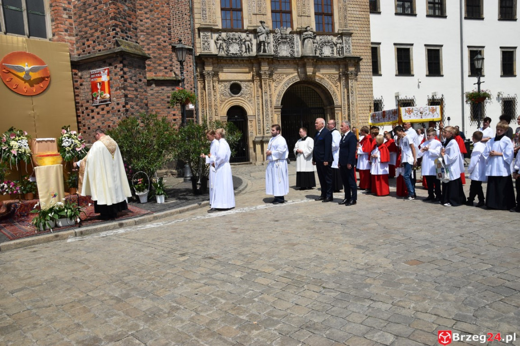 Boże Ciało w Brzegu. Międzyparafialna procesja przeszła ulicami miasta
