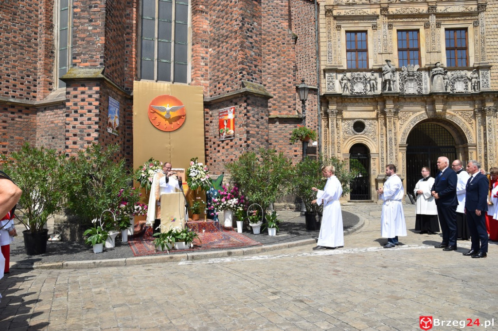 Boże Ciało w Brzegu. Międzyparafialna procesja przeszła ulicami miasta