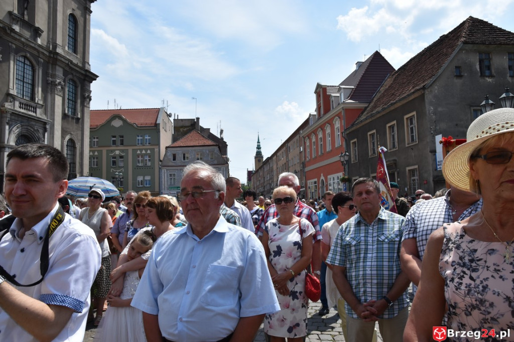Boże Ciało w Brzegu. Międzyparafialna procesja przeszła ulicami miasta