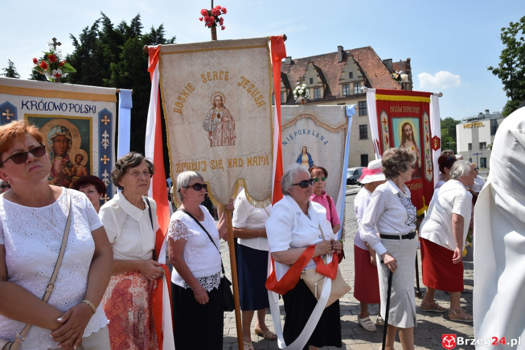 Boże Ciało w Brzegu. Międzyparafialna procesja przeszła ulicami miasta