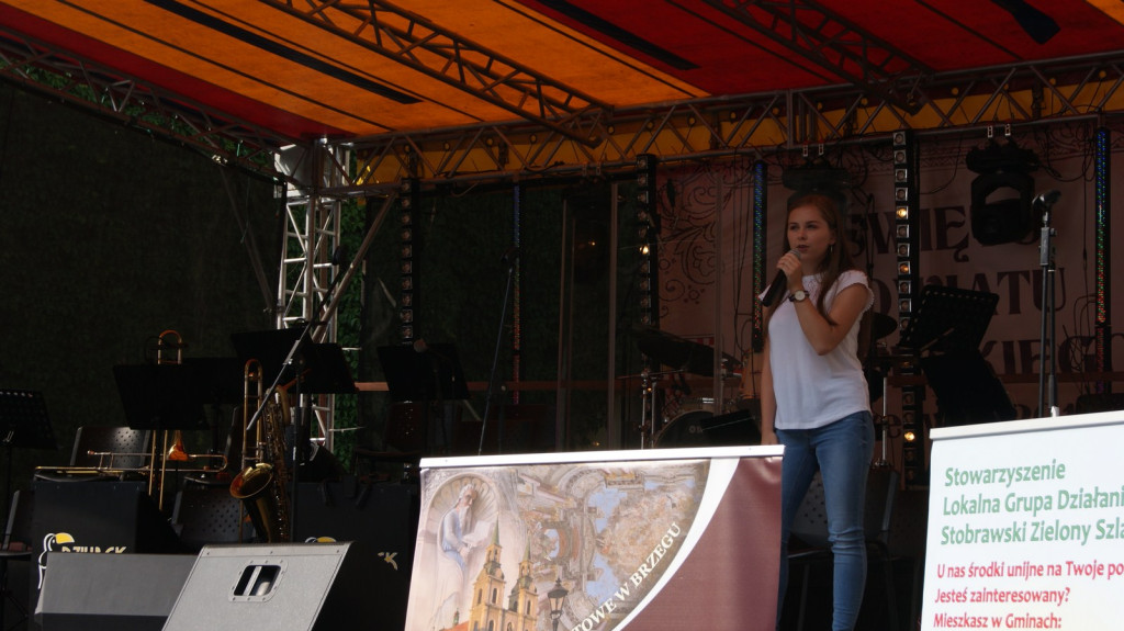 ŚPB 2018: Dziubek Band przegonił deszcz. Żywiołowy dyrygent porwał publiczność do wspólnej zabawy