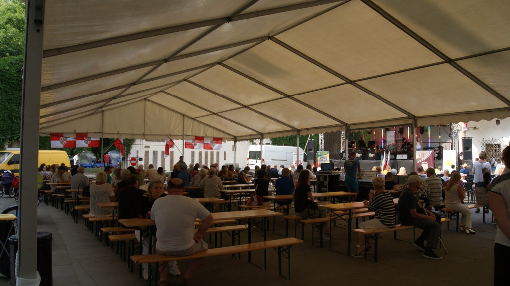 ŚPB 2018: Dziubek Band przegonił deszcz. Żywiołowy dyrygent porwał publiczność do wspólnej zabawy