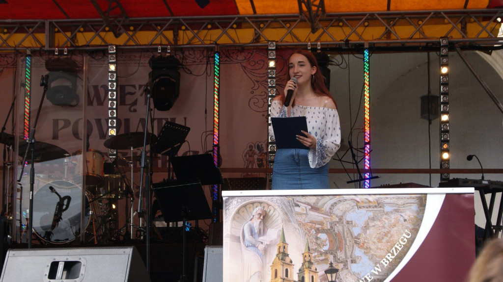 ŚPB 2018: Dziubek Band przegonił deszcz. Żywiołowy dyrygent porwał publiczność do wspólnej zabawy