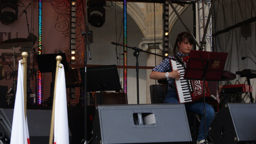 ŚPB 2018: Dziubek Band przegonił deszcz. Żywiołowy dyrygent porwał publiczność do wspólnej zabawy