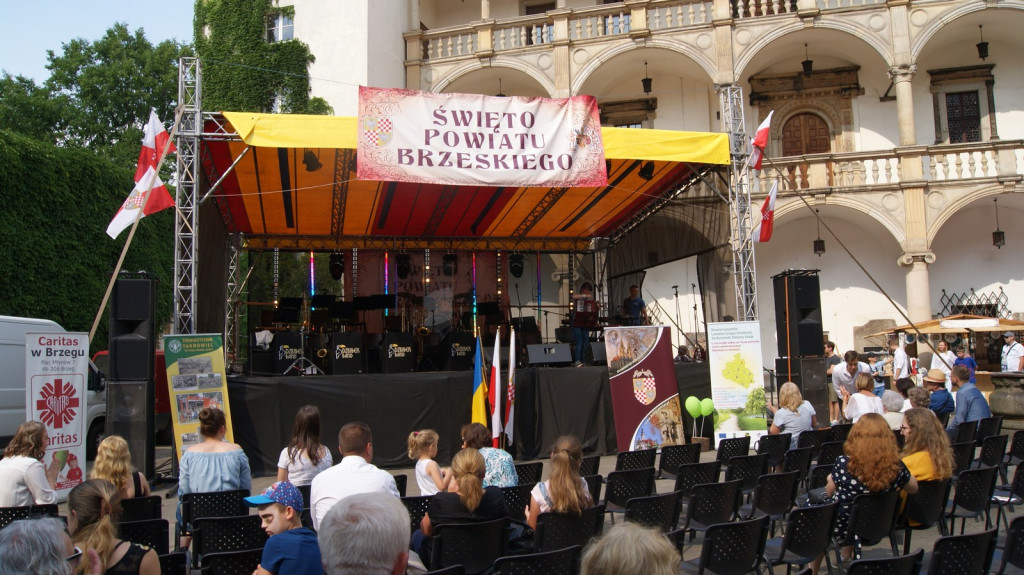ŚPB 2018: Dziubek Band przegonił deszcz. Żywiołowy dyrygent porwał publiczność do wspólnej zabawy