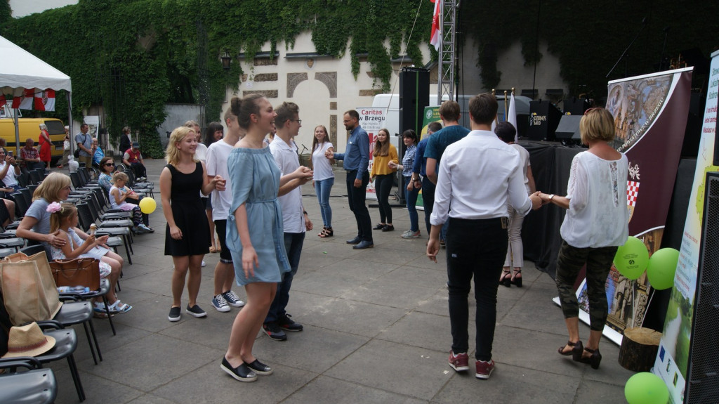 ŚPB 2018: Dziubek Band przegonił deszcz. Żywiołowy dyrygent porwał publiczność do wspólnej zabawy