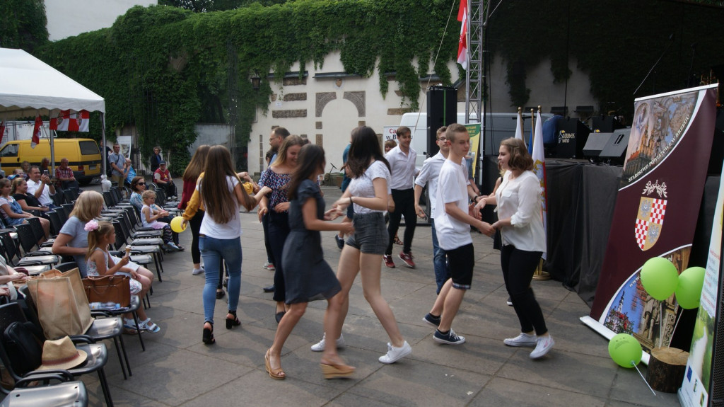 ŚPB 2018: Dziubek Band przegonił deszcz. Żywiołowy dyrygent porwał publiczność do wspólnej zabawy