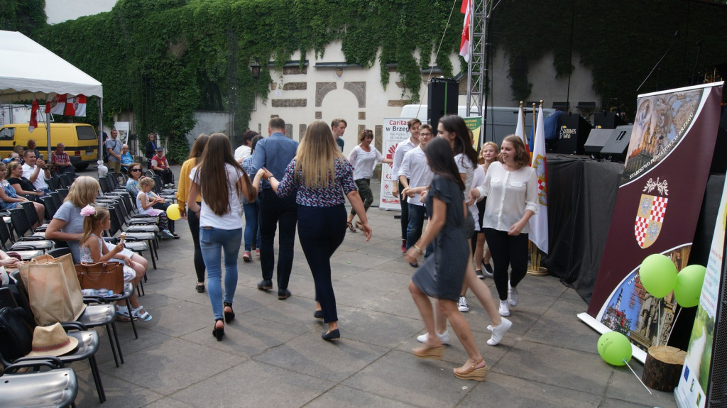 ŚPB 2018: Dziubek Band przegonił deszcz. Żywiołowy dyrygent porwał publiczność do wspólnej zabawy