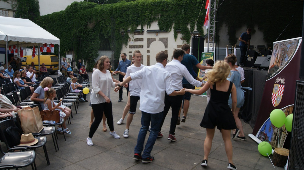 ŚPB 2018: Dziubek Band przegonił deszcz. Żywiołowy dyrygent porwał publiczność do wspólnej zabawy