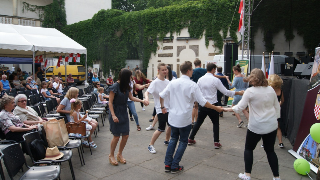 ŚPB 2018: Dziubek Band przegonił deszcz. Żywiołowy dyrygent porwał publiczność do wspólnej zabawy