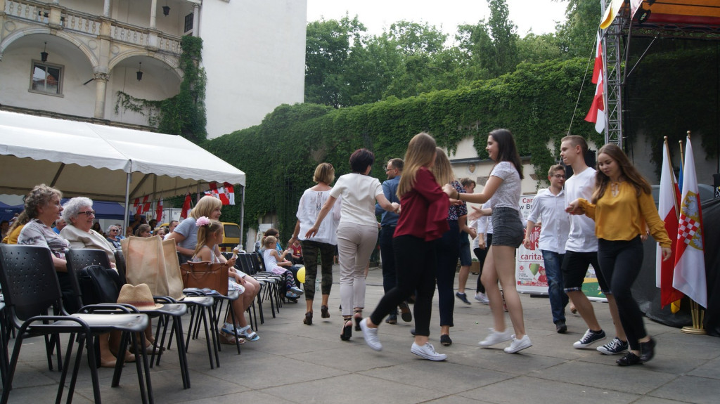 ŚPB 2018: Dziubek Band przegonił deszcz. Żywiołowy dyrygent porwał publiczność do wspólnej zabawy