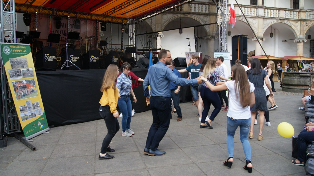 ŚPB 2018: Dziubek Band przegonił deszcz. Żywiołowy dyrygent porwał publiczność do wspólnej zabawy