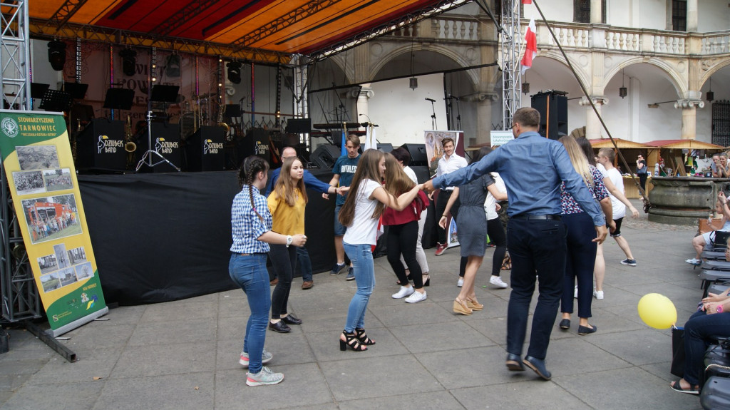 ŚPB 2018: Dziubek Band przegonił deszcz. Żywiołowy dyrygent porwał publiczność do wspólnej zabawy